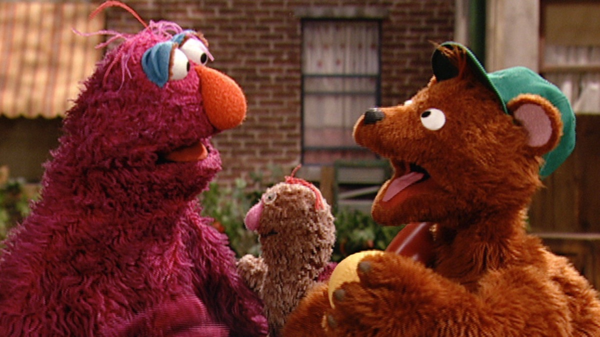 ‎Telly's Doll Freddy Wants to Play With Rocco – Sesame Street (Season ...