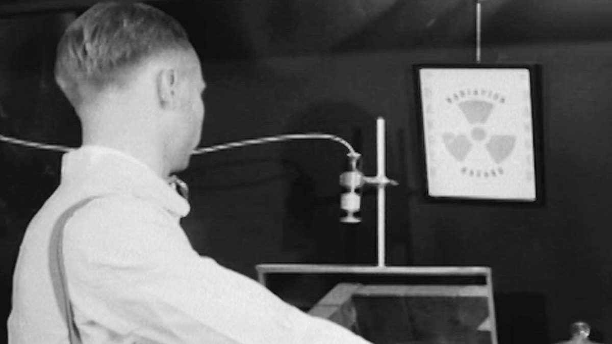 ‎Episode 2 - Hitler's Secret Bomb (సీజన్ 1, ఎపిసోడ్ 2) - Apple TV (IN)