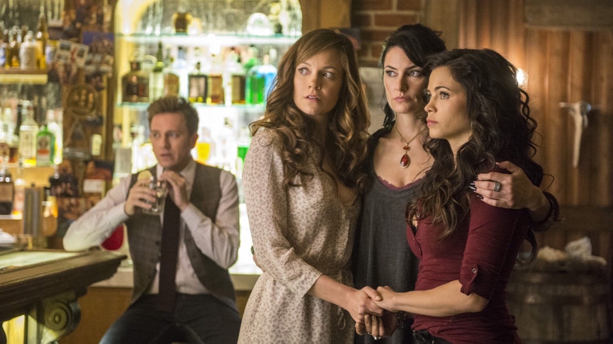 A Moveable Beast - Witches of East End (Season 2, Episode 1) - Apple TV