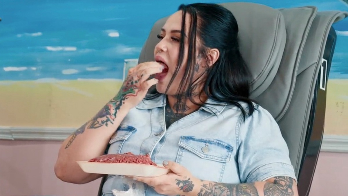 ‎Raw Meat, Snorting Food, Being Huge – My Strange Addiction (Season 7 ...