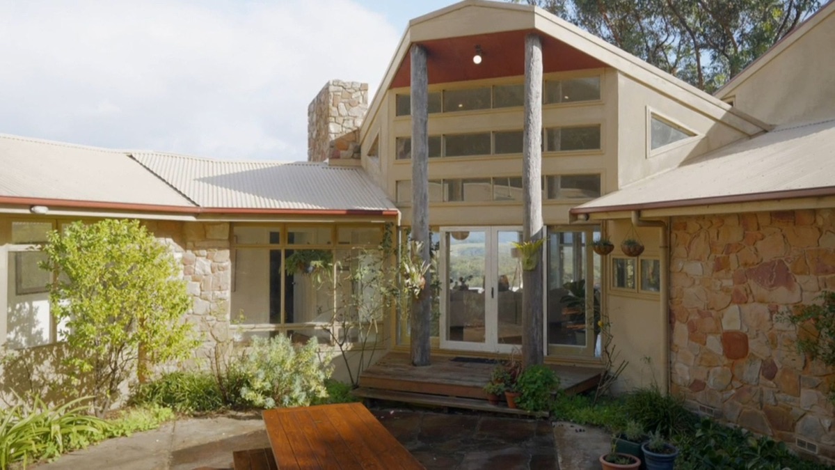 Apollo Bay Beach House Hunters (Season 1, Episode 1) Apple TV (AU)