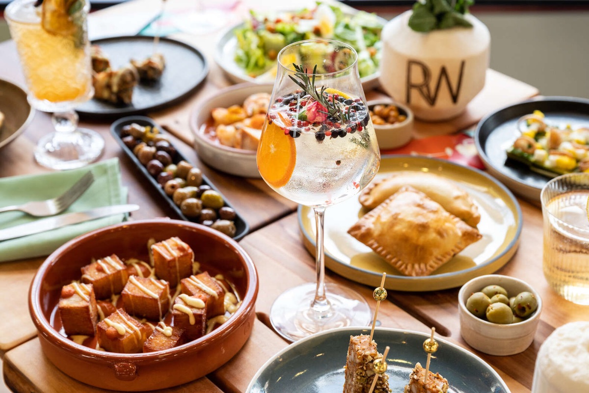 Moongate Lounge in San Francisco, CA United States - Apple Maps