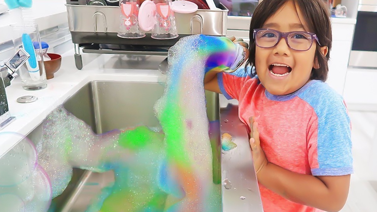 Ryan’s DIY Rainbow Snake Bubbles Experiment! - Ryan's World (Season 3 ...