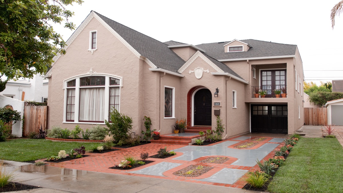 A Tattered Tudor Gets a Much-Needed $20,000 Facelift! - La fachada es