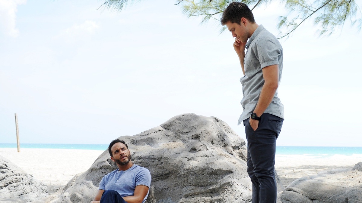 The Unlucky One - Graceland (Series 2, Episode 6) - Apple TV (UK)