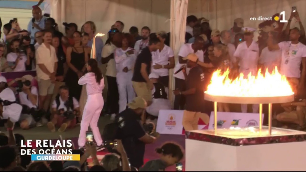 Cérémonie d'allumage du chaudron au vélodrome Amédée Detraux à Baie