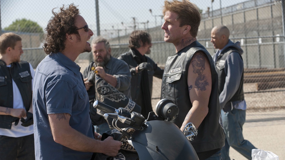 出獄》第 4 季第 1 集〈飆風不歸路〉- Apple TV (台灣)