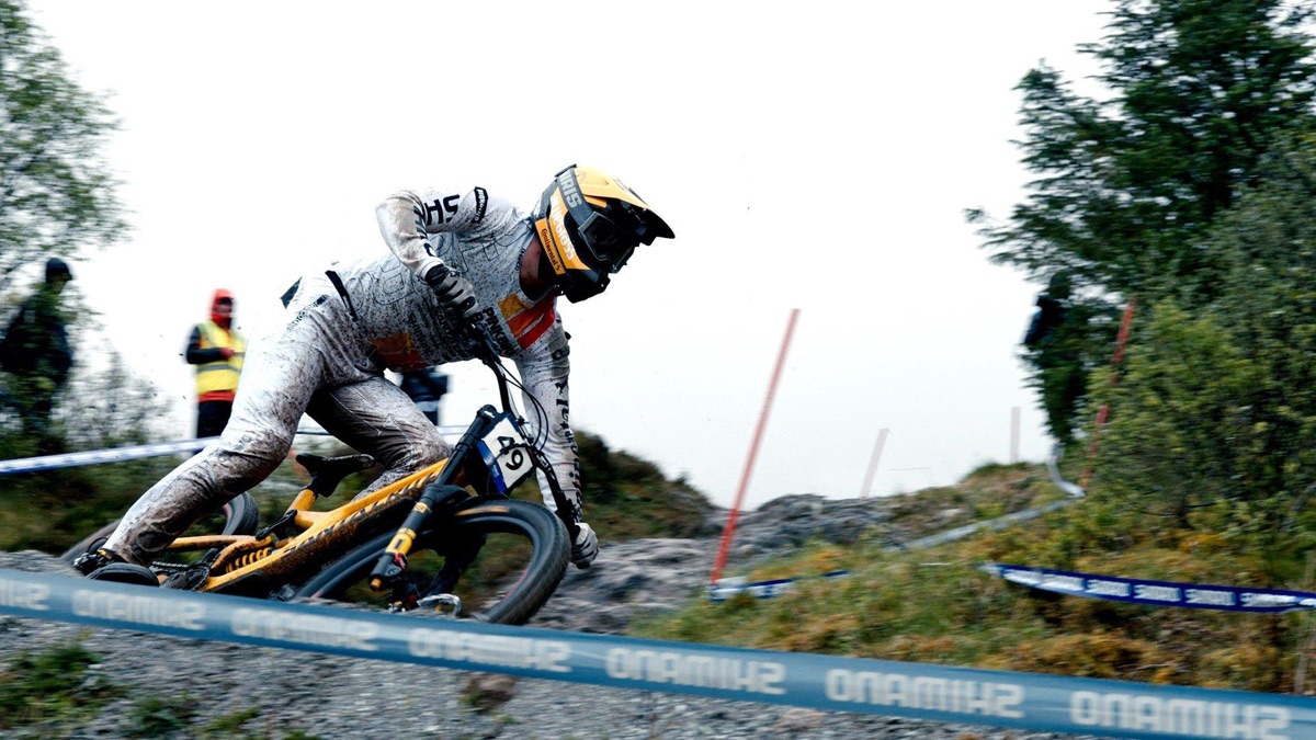 The Battle You Can't See - Pinkbike Racing (Season 1, Episode 4) - Apple TV