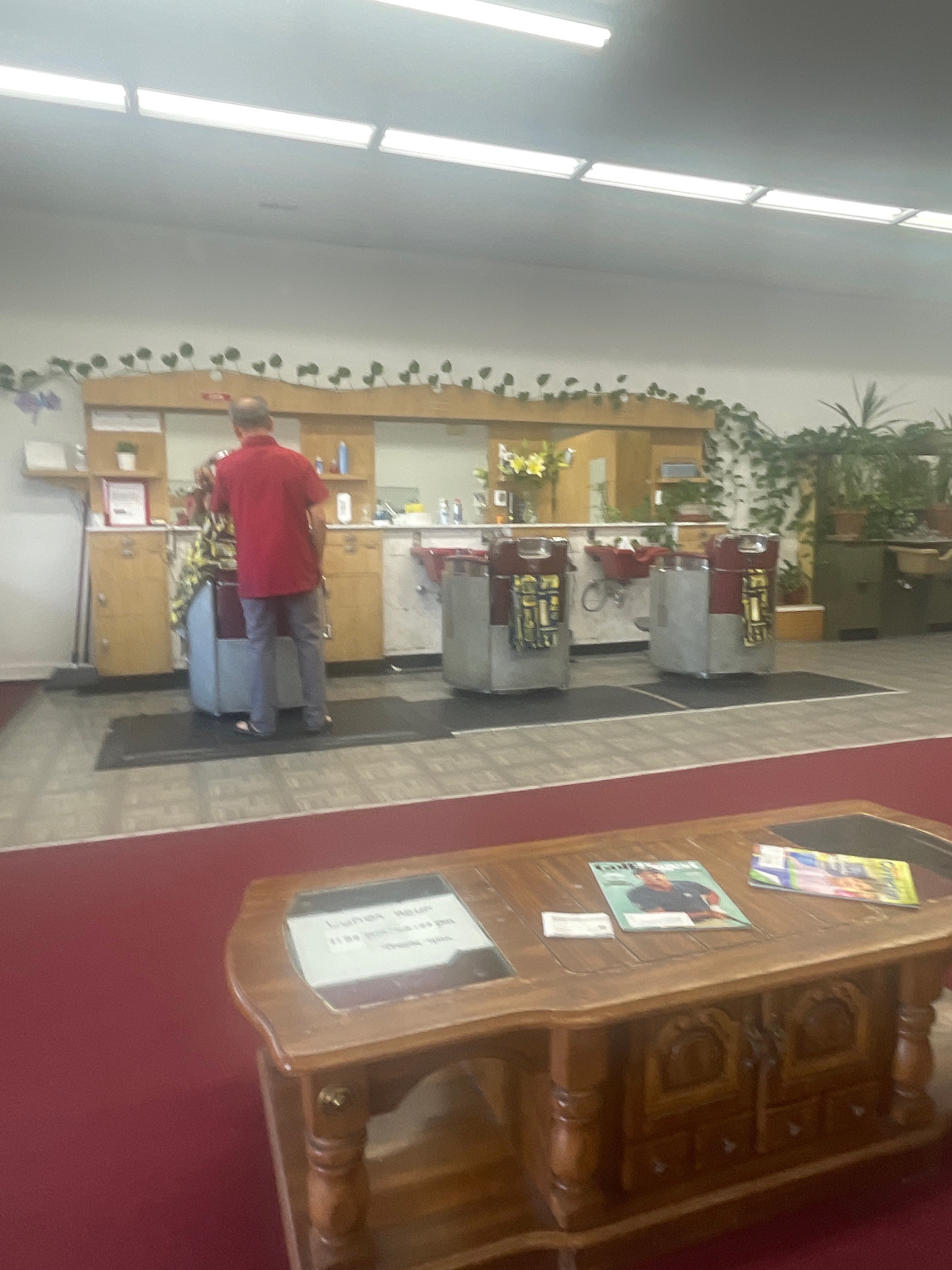 D W Lee's Style & Barber Shop